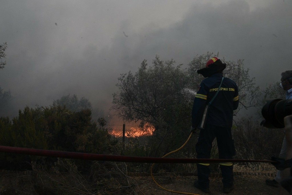 Φωτιά στη Μαγνησία: Υπό έλεγχο η πυρκαγιά στις αποθήκες πυρομαχικών στη Νέα Αγχίαλο – «Κόκκινη» ζώνη απαγόρευσης κυκλοφορίας