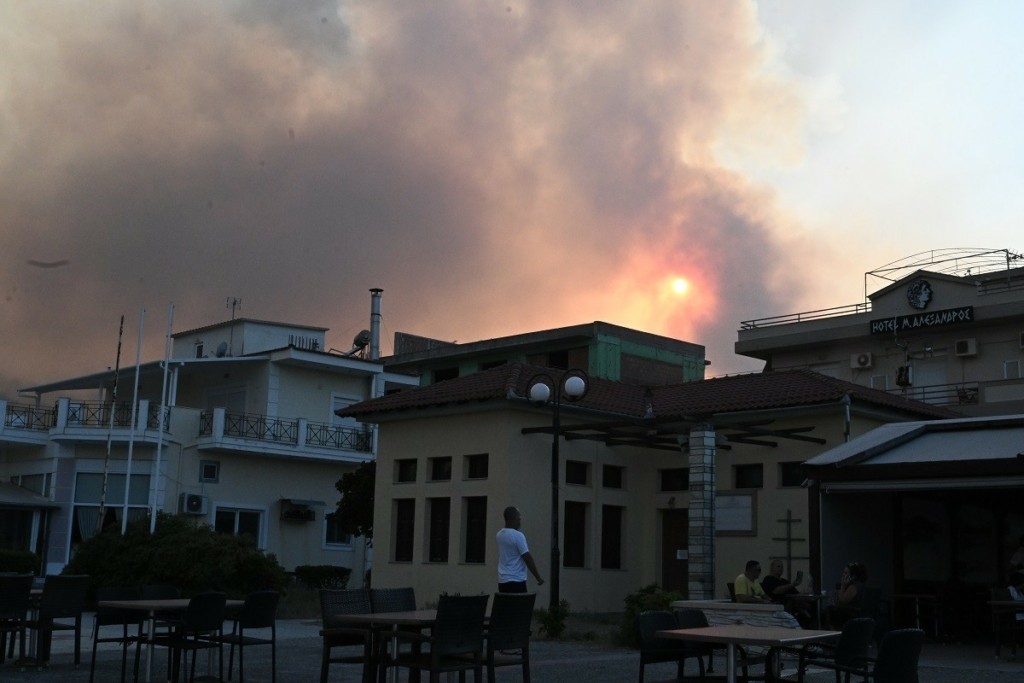 Φωτιά στη Μαγνησία: Εντολή για άμεση εκκένωση στη Νέα Αγχίαλο – Φόβοι για νέες ισχυρές εκρήξεις και ωστικό κύμα