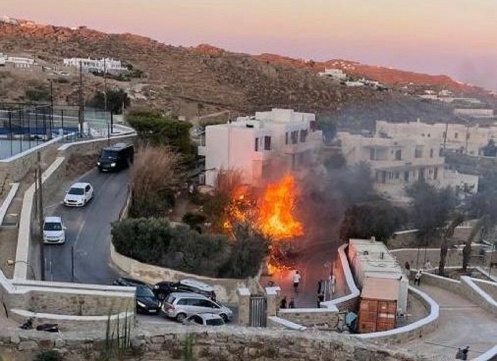 Αποπνικτική η ατμόσφαιρα στην Ψαρρού της Μυκόνου – Άμεσα στο σημείο οι πυροσβέστες (pics)