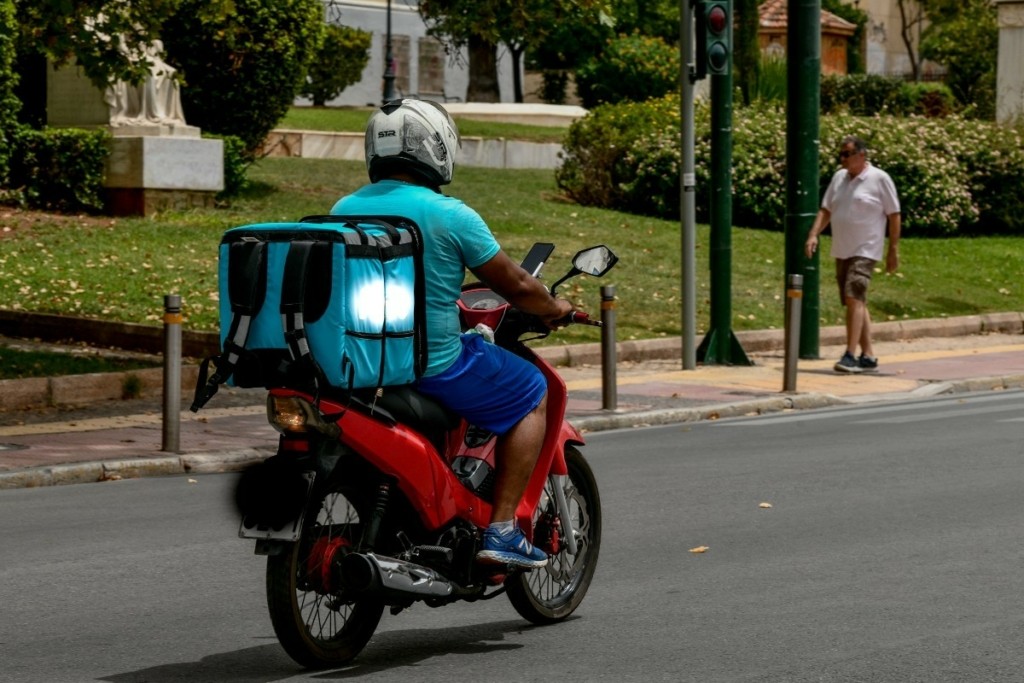 Χωρίς delivery από τις 12 έως τις 5 το απόγευμα λόγω του καύσωνα – Τι ανακοίνωσε ο Άδωνις Γεωργιάδης