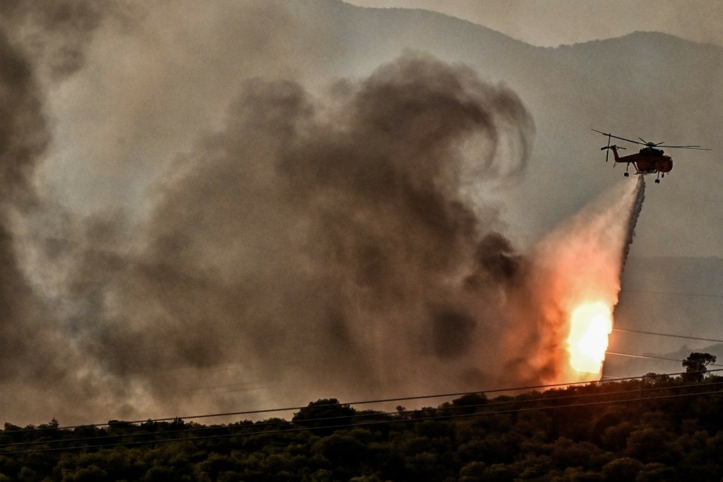 Φωτιά στο Λουτράκι: Εφιάλτης οι αναζωπυρώσεις – Ξεπηδούν φλόγες στα καμένα