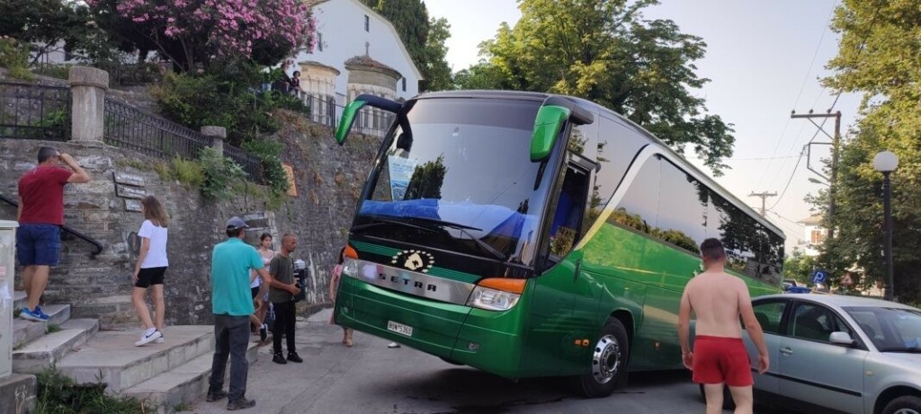 «Ιπτάμενο» λεωφορείο του ΚΤΕΛ στη Ζαγορά Πηλίου – Απίστευτες εικόνες