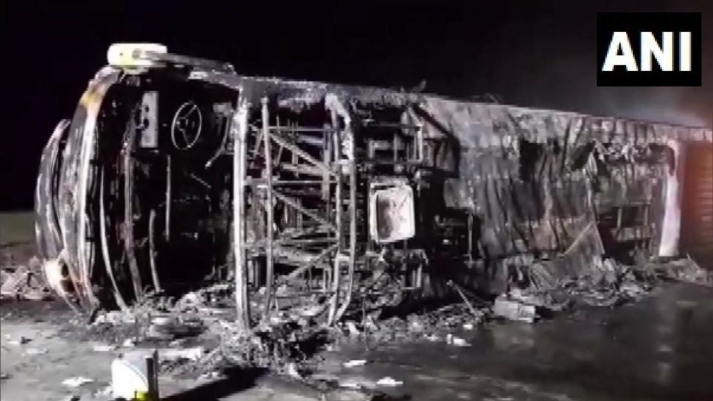 Ινδία: Τουλάχιστον 25 νεκροί και 8 τραυματίες από πυρκαγιά σε λεωφορείο (pics&vid)