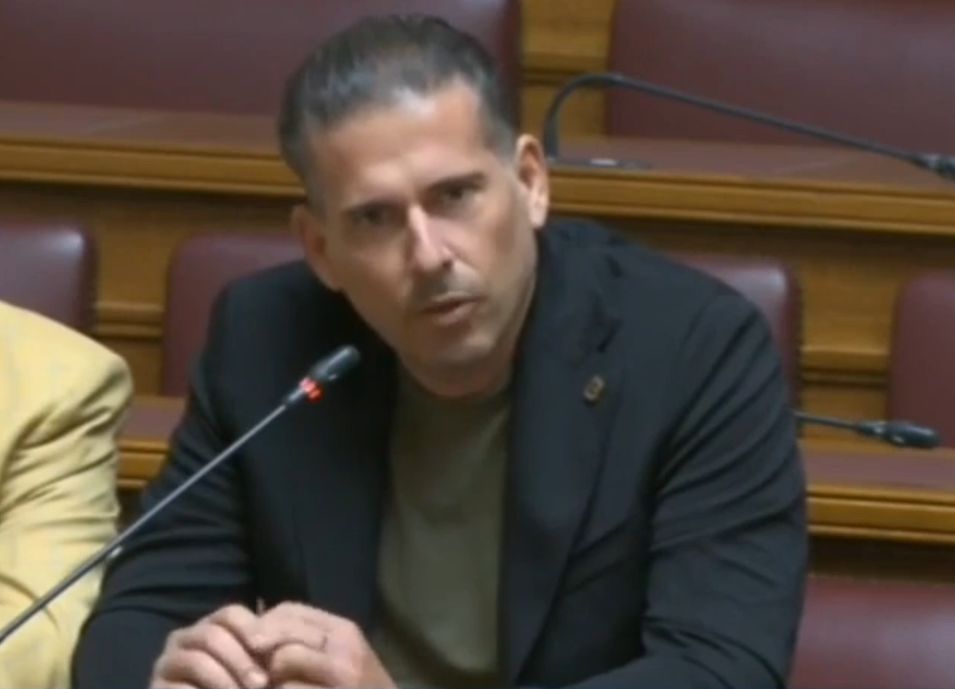 Ο Διαμαντής Καραναστάσης έκανε… παρατήρηση σε μέλος του Κοινοβουλίου: «Κάθεστε μπροστά στην κάμερα»