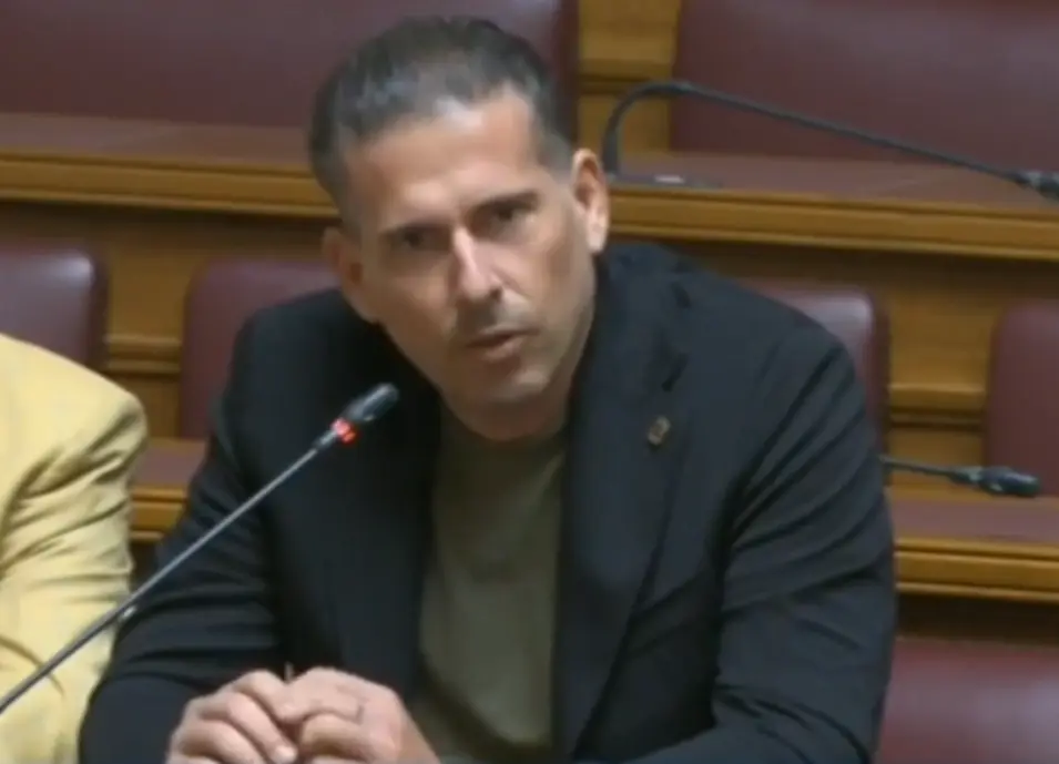 Ο Διαμαντής Καραναστάσης έκανε… παρατήρηση σε μέλος του Κοινοβουλίου: «Κάθεστε μπροστά στην κάμερα»