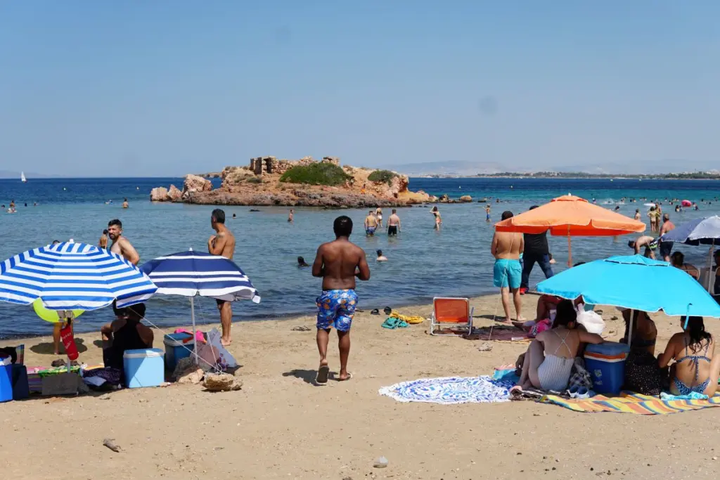 Κίνημα της πετσέτας: Παίρνει τα μέτρα του ο Χατζηδάκης – Εντολή για σαρωτικούς ελέγχους στις παραλίες