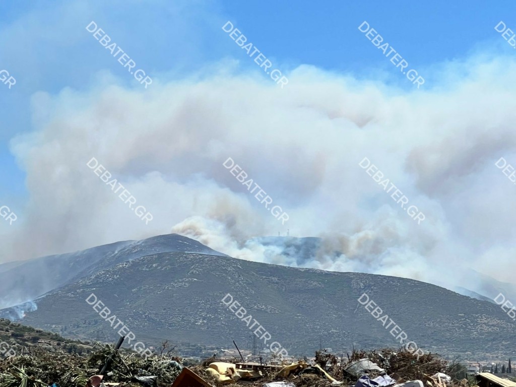 Φωτιά στον Κουβαρά Αττικής: Μεγάλη μάχη με τις φλόγες – Νέο μήνυμα για εκκένωση