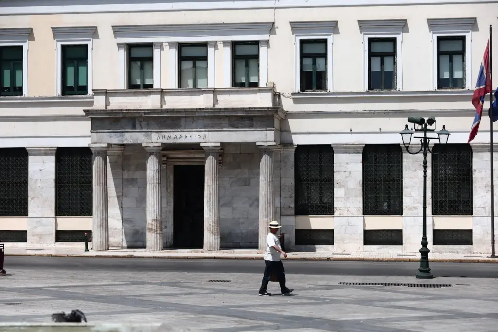 Ο καύσωνας έφερε μέτρα προστασίας των εργαζομένων του ιδιωτικού τομέα – Τι αναφέρει το υπουργείο Εργασίας
