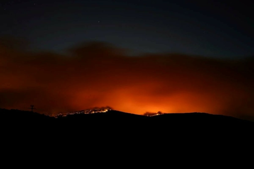 Φωτιά στη Μάνδρα: Σε επιφυλακή το Λιμενικό στη Νέα Πέραμο (vid)