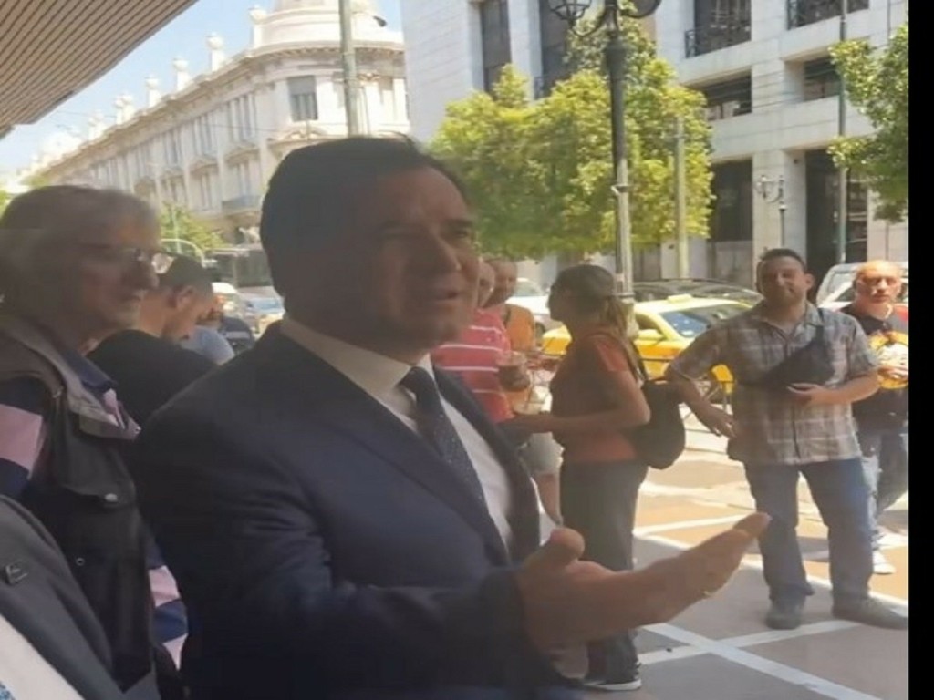 Κάλεσε διαδηλωτές στο γραφείο του ο Άδωνις Γεωργιάδης (vid)
