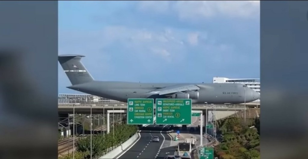 Η στιγμή που το θηριώδες αεροσκάφος C-5 Galaxy διασχίζει τη γέφυρα της Αττικής Οδού – Viral το βίντεο στο TikTok