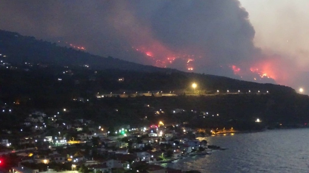 Φωτιά στην Αιγιάλεια: Εκκενώνεται το χωριό Τράπεζα Αχαΐας – Πλησιάζει αργά προς Ακράτα