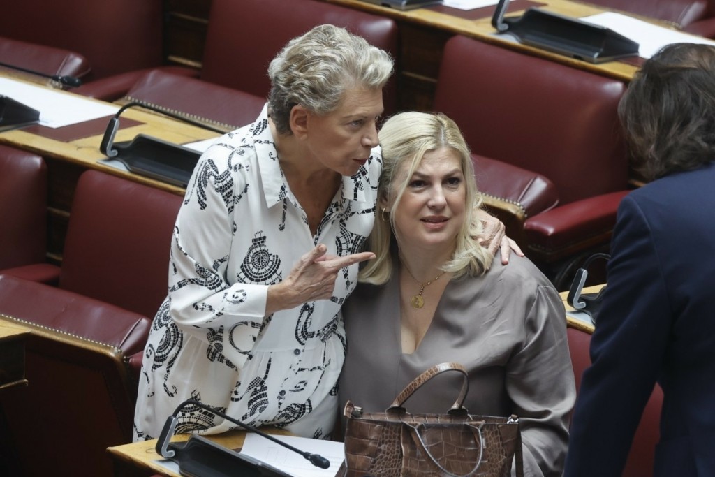 Έλενα Ακρίτα και Ράνια Θρασκιά αγκαλιασμένες στα έδρανα της Βουλής (pics)