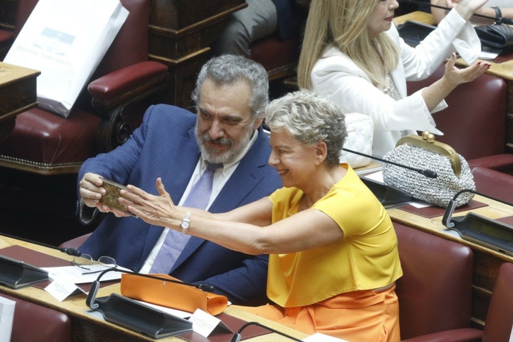 Έλενα Ακρίτα: Η ατάκα για τους ακροδεξιούς στην ορκωμοσία της νέας Βουλής (pics&vid)