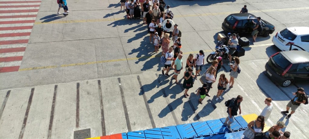 Πηγές υπ. Ναυτιλίας: “Καμία αύξηση στα ακτοπλοϊκά εισιτήρια” – Παραδείγματα με τιμές μετά τη μείωση των λιμενικών τελών