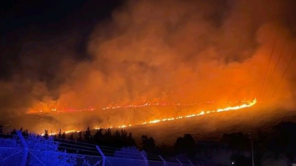 Ανεξέλεγκτη η φωτιά στο Αλιβέρι – «Θα έχουμε δύσκολη νύχτα» (pics&vids)