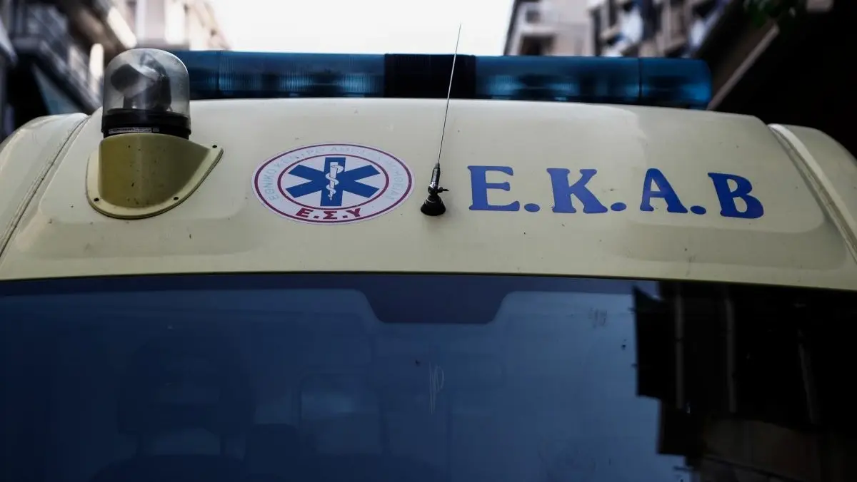 Χανιά: Διασωληνωμένος τουρίστας που ανασύρθηκε χωρίς τις αισθήσεις του από την παραλία των Αγίων Αποστόλων