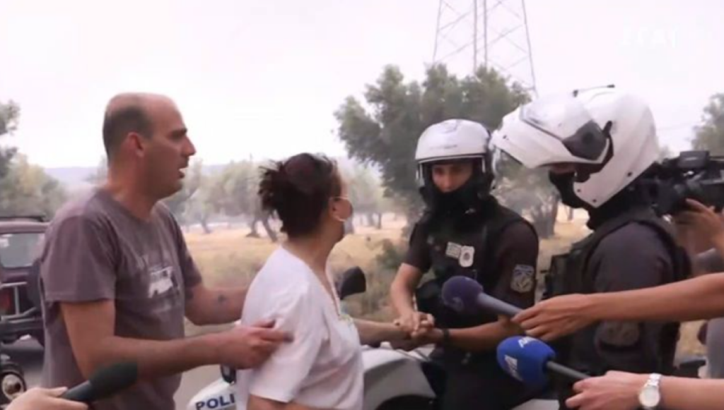 Αστυνομικός προσπαθεί να πείσει γυναίκα να εγκαταλείψει το σπίτι της στα Μέγαρα – “Σαν μάνα μου στο λέω”