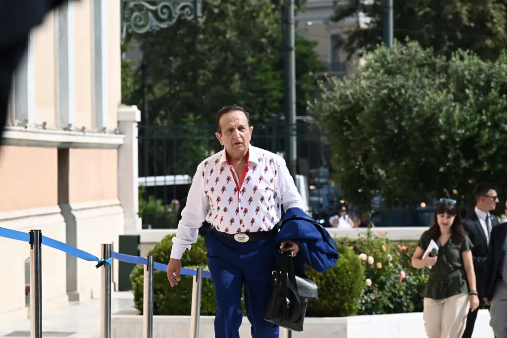 Ο Σπύρος Μπιμπίλας και το πουκάμισο με τα παπαγαλάκια στην ορκωμοσία της Βουλής (pics)