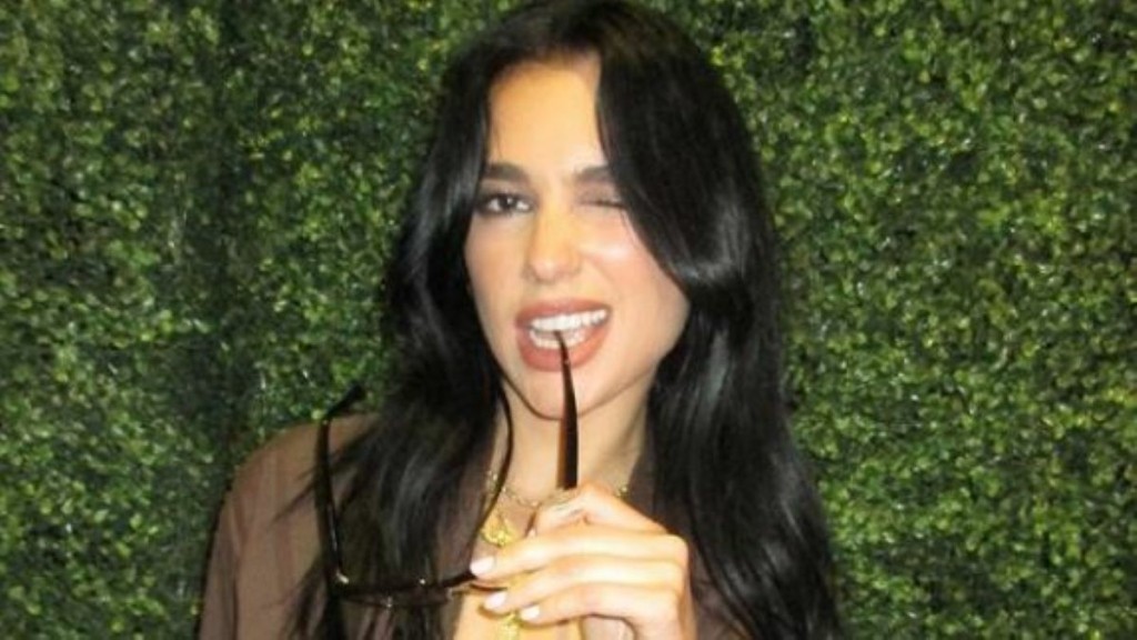 Η Dua Lipa κάνει διακοπές στη Σίφνο με τον Ρομέν Γαβρά (pics)