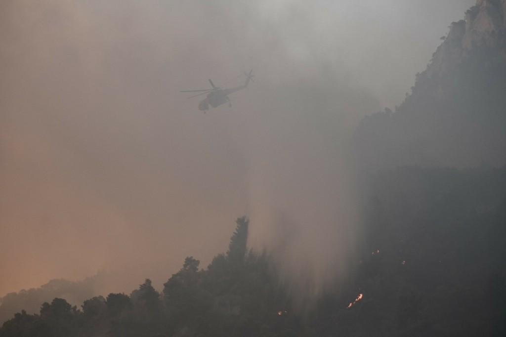 Φωτιά στο Αίγιο: Μεγάλο και ανεξέλεγκτο το πύρινο μέτωπο – Οι φλόγες στο φαράγγι του Βουραϊκού (vid)