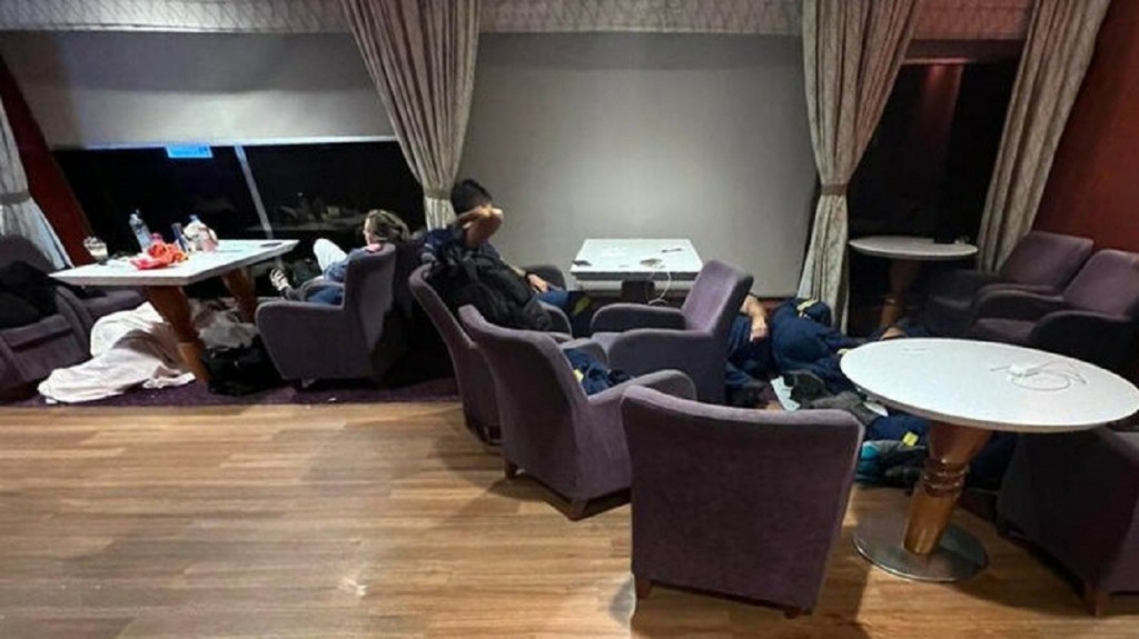 Καταγγελία για τους πυροσβέστες που έδωσαν μάχη με τη φωτιά στη Ρόδο – Κοιμήθηκαν στο πάτωμα του πλοίου κατά την επιστροφή τους (pics)