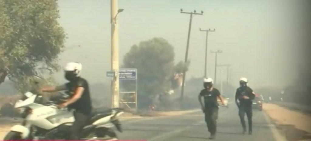 Φωτιά στο Λουτράκι: Κλειστές νέα και παλιά εθνική οδός – Κάηκαν σπίτια