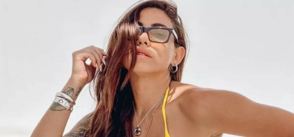 Η Ευρυδίκη Βαλαβάνη ποζάρει topless στην Τήνο και προκαλεί ντελίριο (pics)