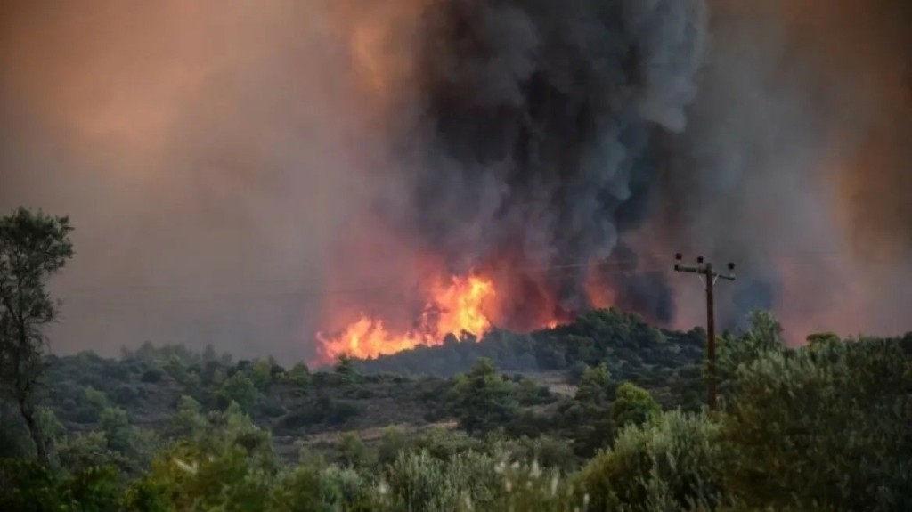 Μεγάλη φωτιά τώρα στον Δομοκό στην περιοχή Νέο Μοναστήρι