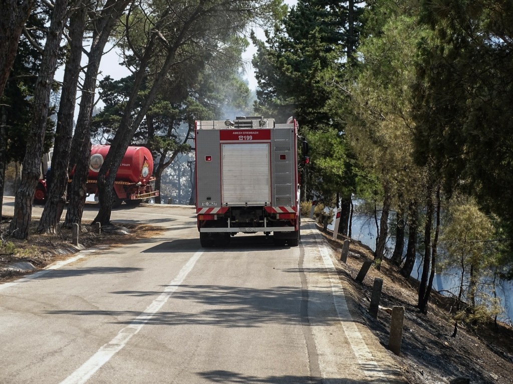 Πύρινη κόλαση στη Ρόδο – Εκκενώνονται τα χωριά Λάρδος και Πυλώνας