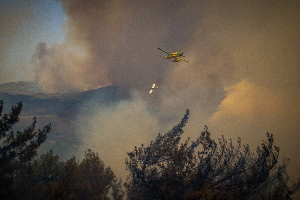 Μάχη με τις φλόγες σε Ρόδο, Κέρκυρα, Αίγιο και Κάρυστο – Νέες εκκενώσεις οικισμών – Οι εξελίξεις στα μέτωπα της φωτιάς