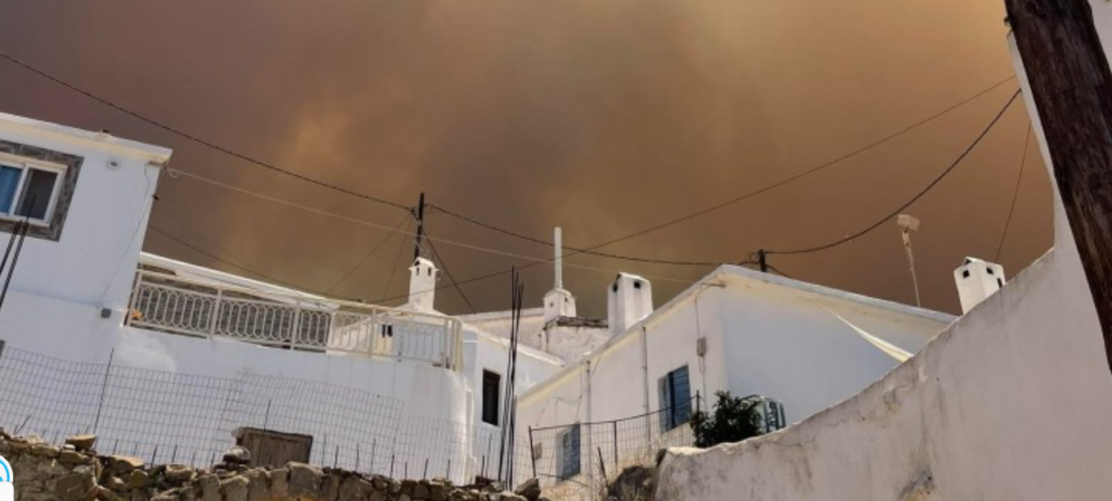 Κρίσιμη η κατάσταση με τη φωτιά στη Ρόδο – Εκκενώνονται 4 οικισμοί και ξενοδοχεία – Εγκλωβίστηκαν πυροσβέστες στη Μονή Υψενής