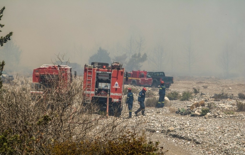 Σε κατάσταση έκτακτης ανάγκης κηρύχθηκε η Ρόδος – 9η μέρα η φωτιά κατακαίει το νησί