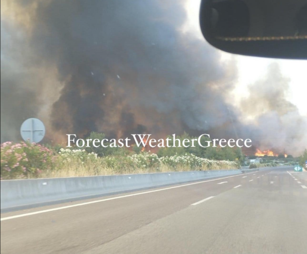 Φωτιά στην Υλίκη Βοιωτίας: Η πυρκαγιά φτάνει στην εθνική οδό