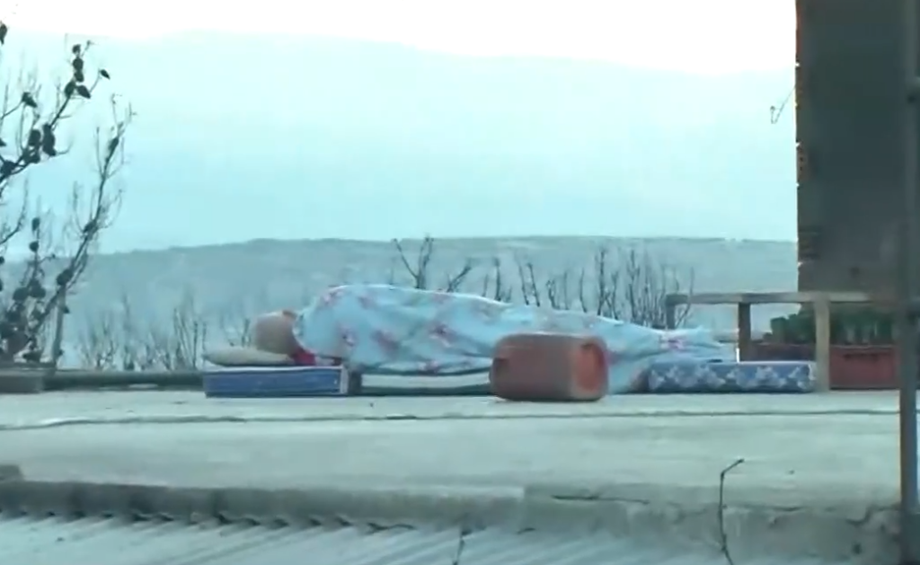 Κοιμάται πάνω στο καμένο του σπίτι – Η εικόνα «γροθιά στο στομάχι» από τη φωτιά στη Μάνδρα