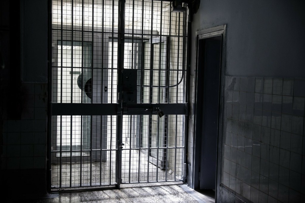 Δις ισόβια στον λέκτορα του ΑΠΘ που δολοφόνησε με αρσενικό τη σύζυγό του και την γιαγιά της – “Κερνούσε δηλητήριο”