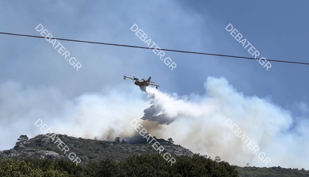 Φωτιά στον Κουβαρά Αττικής: Μαίνεται ανεξέλεγκτη καίγοντας σπίτια – 112 για εκκένωση σε Λαγονήσι, Ανάβυσσο και Σαρωνίδα