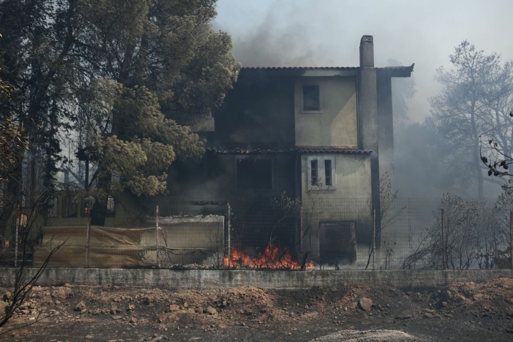Φωτιά στο Λαγονήσι: Πού φιλοξενούνται όσοι έφυγαν από τα σπίτια τους