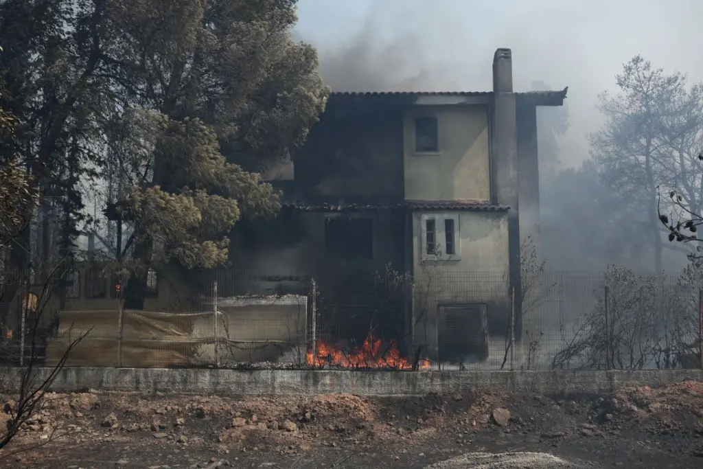 Φωτιά στο Λαγονήσι: Πού φιλοξενούνται όσοι έφυγαν από τα σπίτια τους