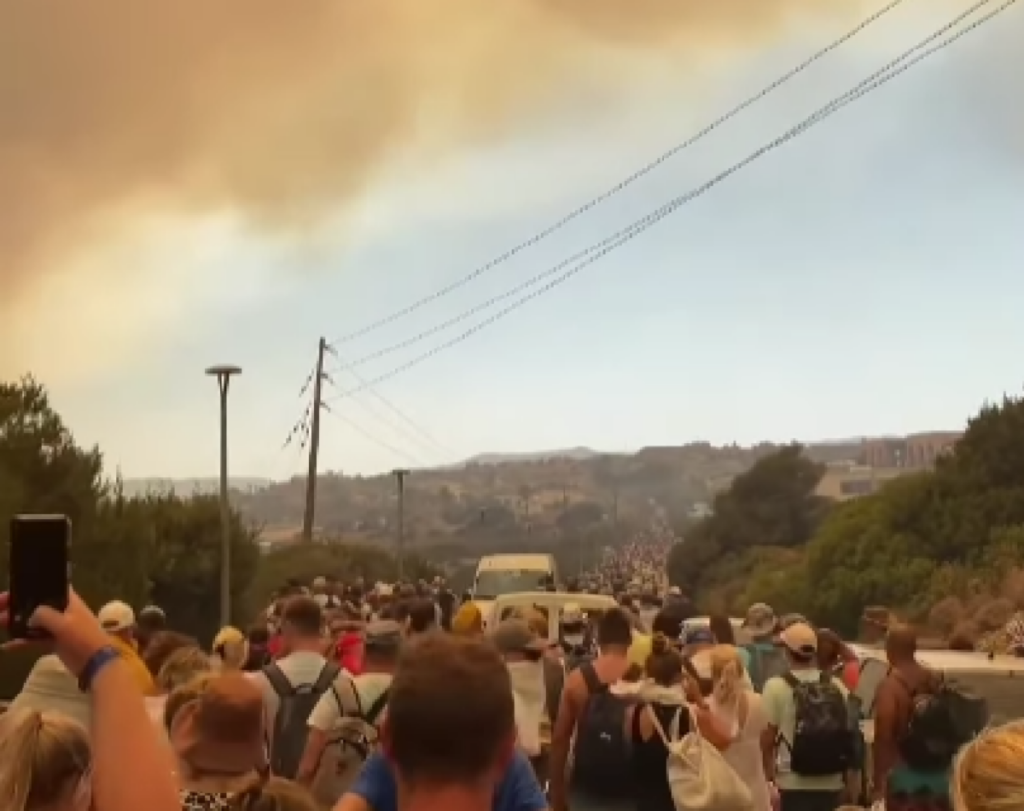 Πύρινος εφιάλτης στη Ρόδο – Στις φλόγες τρία ξενοδοχεία – Απομακρύνουν τουρίστες από τη θάλασσα