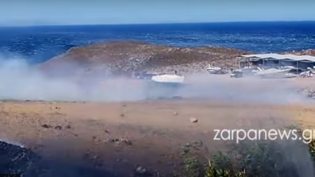 Φωτιά στα Σφακιά: Πυροσβέστες έσωσαν ξενοδοχείο και σκάφη αναψυχής (vid)