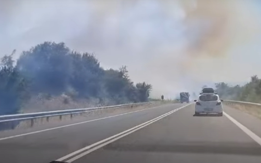 Υπό μερικό έλεγχο η φωτιά στα Τέμπη – Ξεκίνησε από τροχόσπιτο