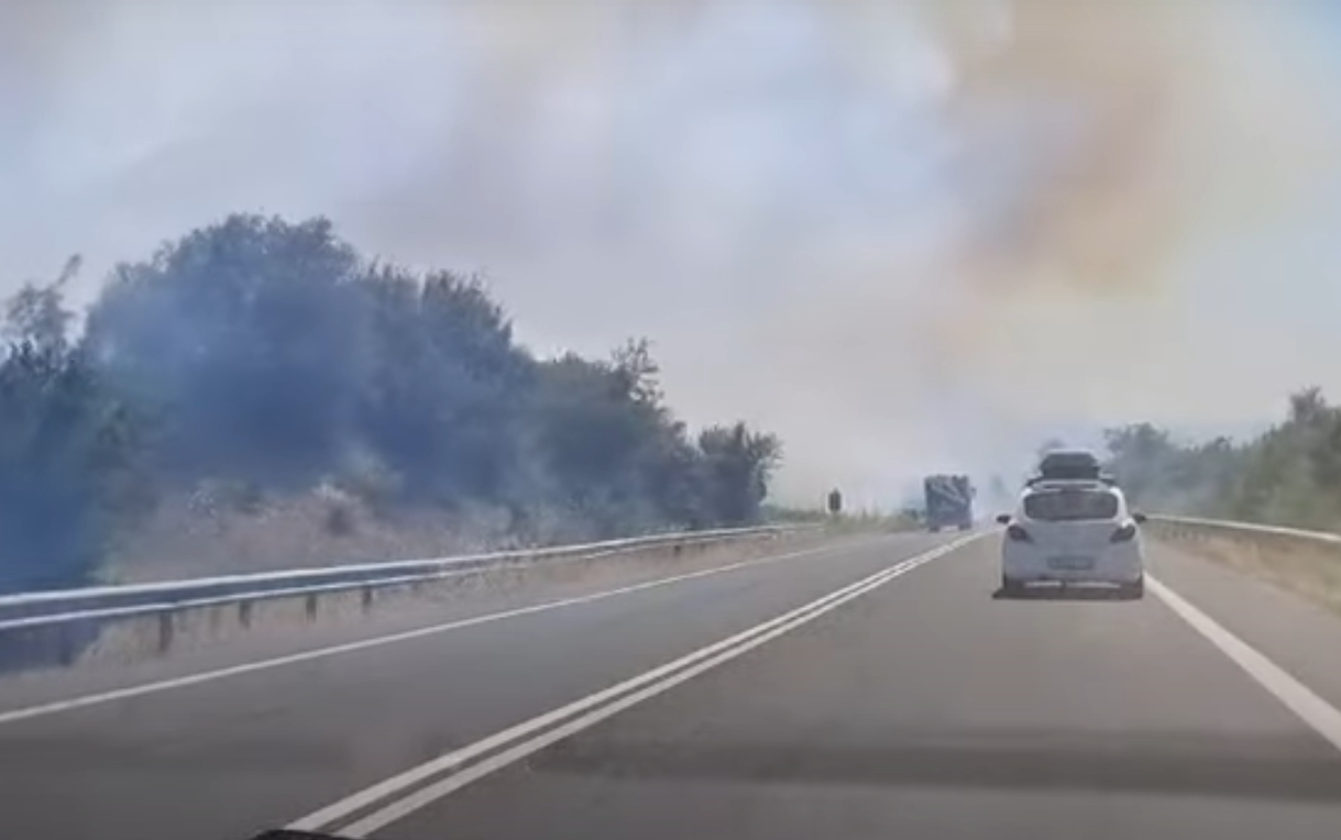 Υπό μερικό έλεγχο η φωτιά στα Τέμπη – Ξεκίνησε από τροχόσπιτο