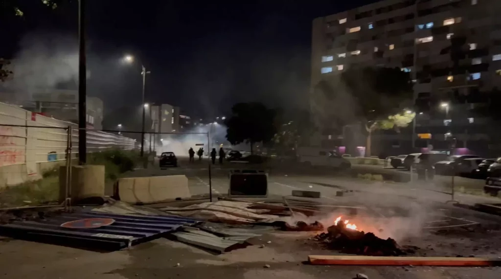 Γαλλία: Σημάδια εκτόνωσης την 5η νύχτα των ταραχών – Ξενύχτησε στο αρχηγείο της αστυνομίας η πρωθυπουργός Μπορν