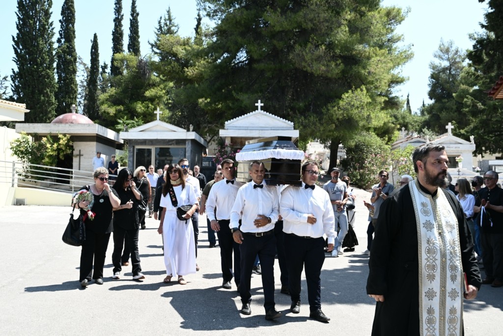 Βαθιά θλίψη στην κηδεία της Γιώτας Γιάννα – Συντετριμμένη η Άννα Βίσση (pics)