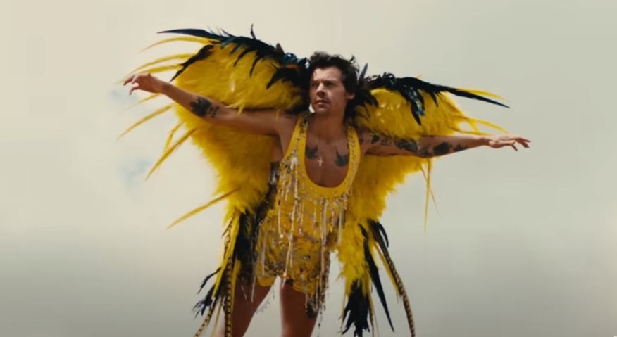 Ο Harry Styles “προσγειώνεται” σε ένα πλανόδιο τσίρκο για το νέο video clip του