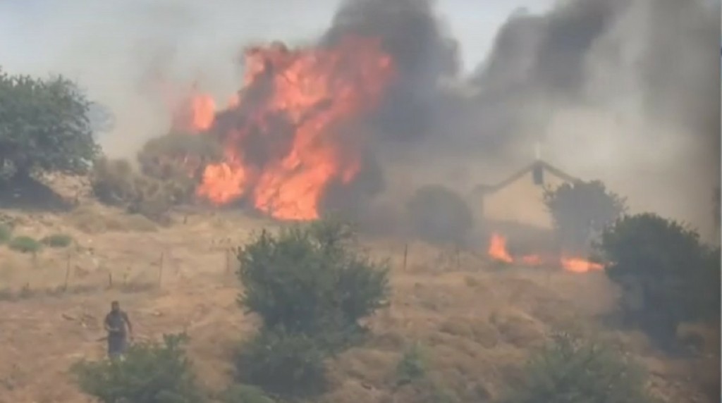 Φωτιά στην Κάρυστο: Αρνούνται να φύγουν από τα σπίτια τους οι κάτοικοι – Θρίλερ με τον κτηνοτρόφο που αγνοείται