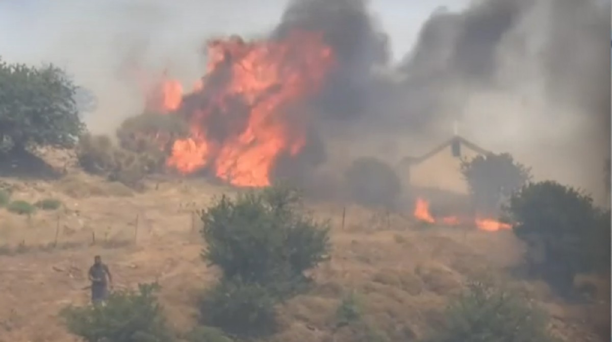 Φωτιά στην Κάρυστο: Αρνούνται να φύγουν από τα σπίτια τους οι κάτοικοι – Θρίλερ με τον κτηνοτρόφο που αγνοείται