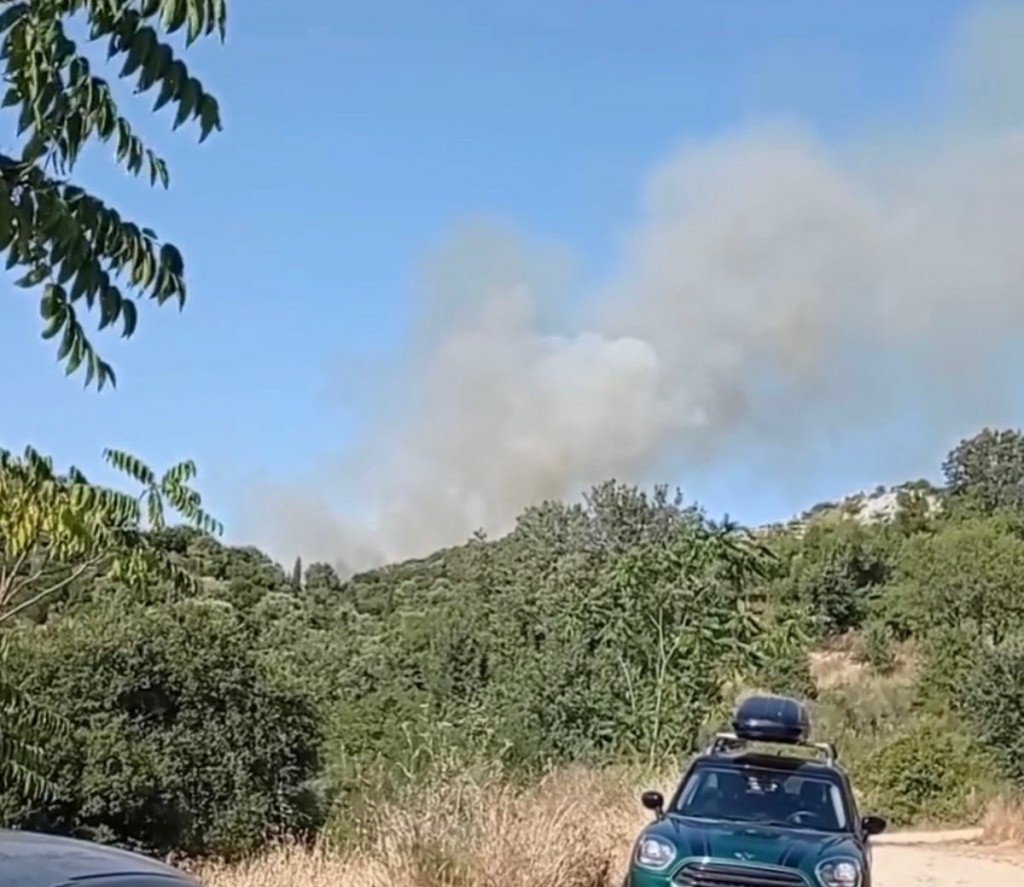 Βόρεια Κέρκυρα: Σε εξέλιξη η φωτιά στην Περίθεια
