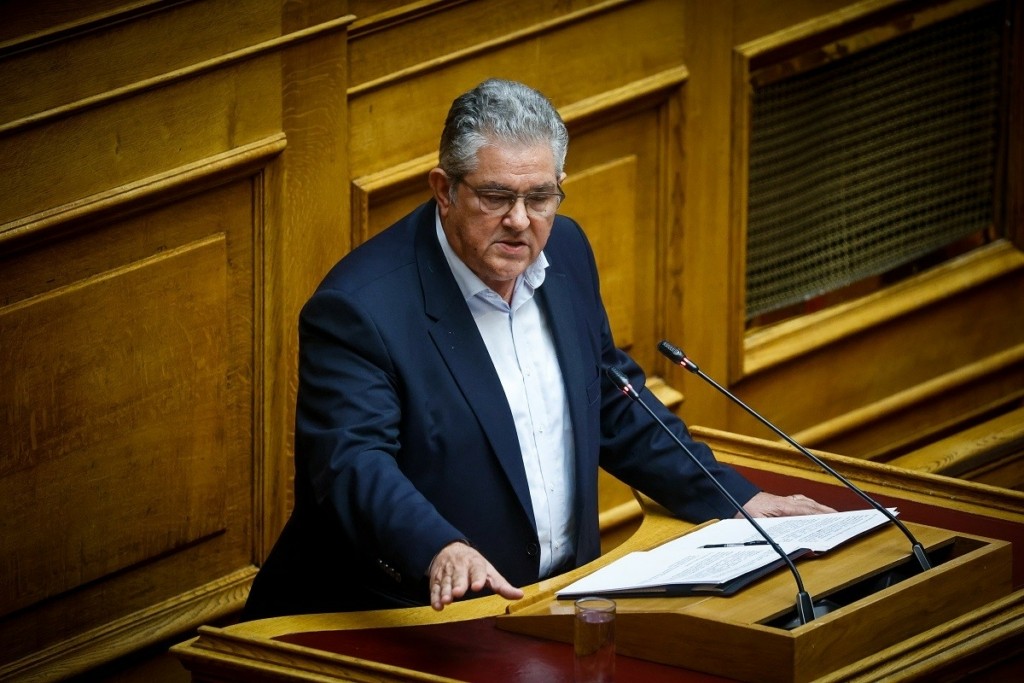 Δημήτρης Κουτσούμπας: Προσέφερε κόκκινα γαρύφαλλα στις κοινοβουλευτικές συντάκτριες